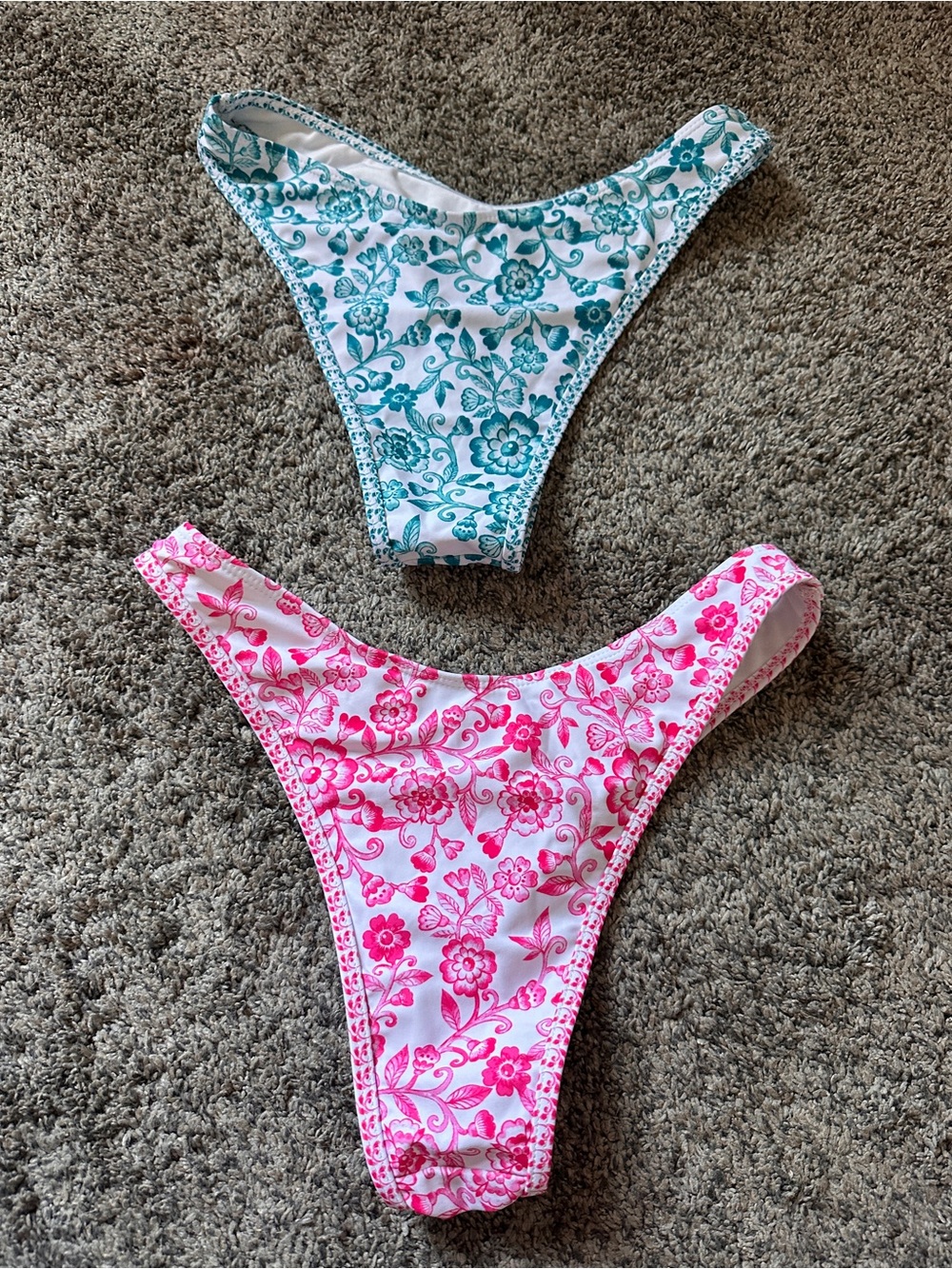 Bikinis - Picture 2 of 2